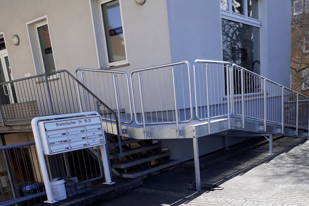 Rampe mit Geländer in verzinkter Ausführung