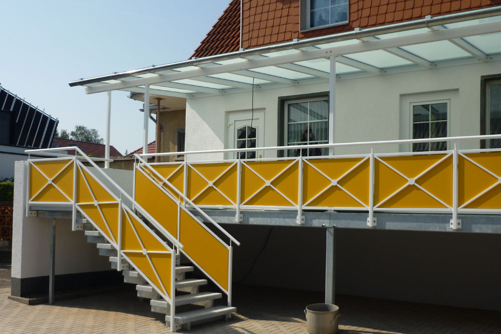 Vordach aus Rechteckrohr mit Glaseindeckung matter Folie, verzinkt und beschichtet.